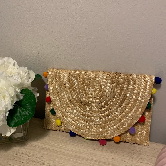 NEW!!!  Adorable!  Straw Pom Pom Clutch. - Picture 2 of 3